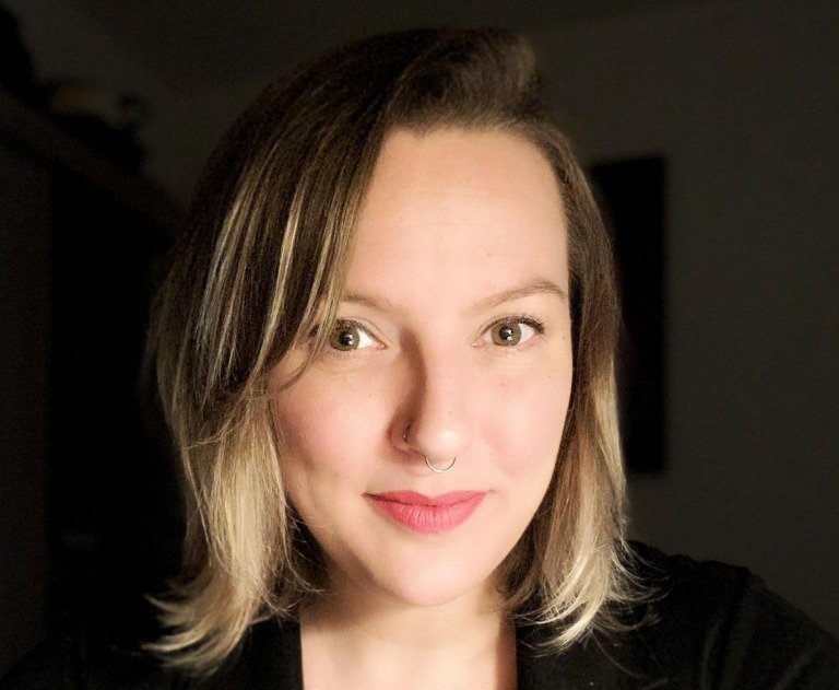 Da Página para a Tela: o que se transforma quando a linguagem muda